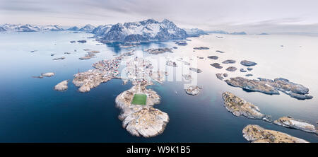 Vue panoramique vue aérienne du terrain de soccer et d'îlots, Henningsvær, Vagan municipalité, îles Lofoten, Nordland, Norvège, Europe Banque D'Images