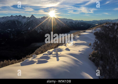 Un petit village au pied de l'Alpe Scima, avec ses cabanes de montagne et de l'église couvert de neige, Valchiavenna, Lombardie, Italie, Europe Banque D'Images