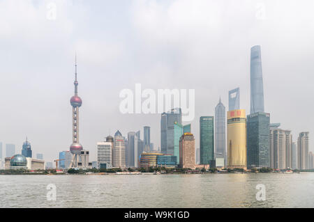 Le quartier des affaires de Pudong et la rivière Huangpu vue depuis le Bund (Waitan), Shanghai, Chine Banque D'Images