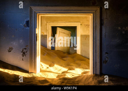 Des capacités prises en charge par le sable, ancienne ville minière de diamants, aujourd'hui ville fantôme, Kolmanskop, Luderitz, Région Karas, Namibie, Afrique Banque D'Images