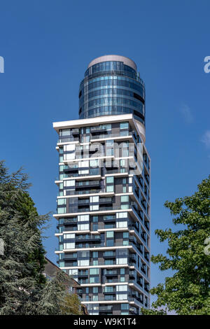 Henninger Turm la tour à Francfort. La tour remplace un près de silo à grains identiques pour la bière Henninger. La partie supérieure a la forme d'un baril de bière. Banque D'Images