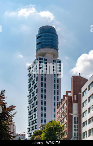 Henninger Turm la tour à Francfort. La tour remplace un près de silo à grains identiques pour la bière Henninger. La partie supérieure a la forme d'un baril de bière. Banque D'Images