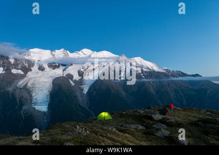 Camping sauvage sur le sentier GR5 ou Grand Traverse des Alpes, près de refuge de Bellachat avec vue sur le Mont Blanc, Chamonix, Alpes, France Banque D'Images