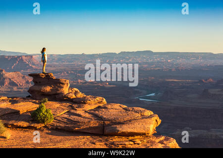 Fille admirant le paysage, Dead Horse Point State Park, Moab, Utah, États-Unis d'Amérique, Amérique du Nord Banque D'Images