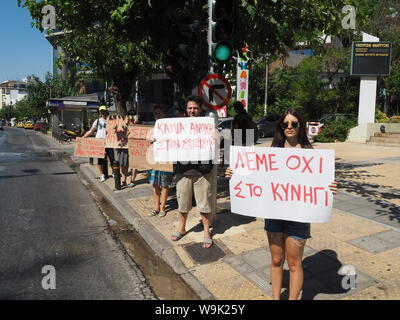 Athènes, Grèce. 14Th Aug 2019. Les défenseurs des droits des animaux manifestation devant le ministère grec de l'environnement, contre la décision d'autoriser la chasse sans restriction de porcs sauvages. (Photo de George/Panagakis Pacific Press) Credit : Pacific Press Agency/Alamy Live News Banque D'Images