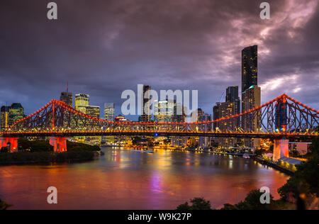 Story Bridge éclairés après la tombée de la nuit, Brisbane, Queensland, Australie, Pacifique Banque D'Images