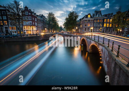 Une longue exposition d'Amsterdam canal sud de joints toriques à l'intersection de Leidsegracht et Keizersgracht, Amsterdam, Pays-Bas, Europe Banque D'Images