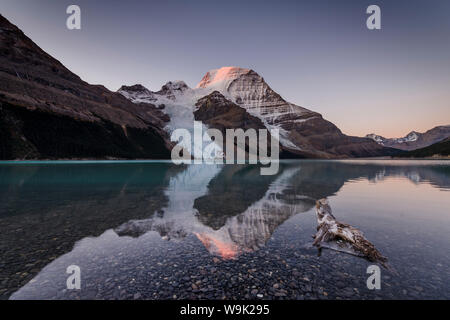 Le mont Robson, plus haut sommet des Rocheuses canadiennes, dans la matinée, vu de la Berg Lake, le parc provincial du mont Robson, l'UNESCO, le Canada Banque D'Images