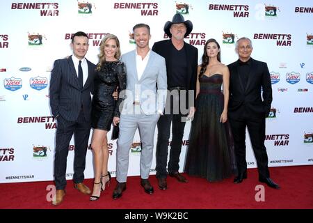 Los Angeles, CA. Août 13, 2019. Alex Ranarivelo, Christina Moore, Michael Roark, Trace Adkins, Allison Paige, Ali Afshar, Hunter Clowdus aux arrivées de BENNETT'S Premiere Guerre, Warner Bros Studio, Los Angeles, CA 13 août 2019. Credit : Priscilla Grant/Everett Collection/Alamy Live News Banque D'Images