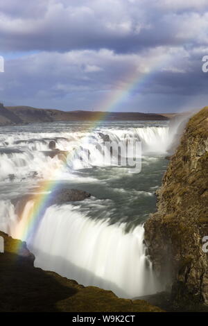 Gullfoss, la plus grande cascade, avec rainbow créé par pulvérisation des chutes, près de Reykjavik, Islande, régions polaires Banque D'Images