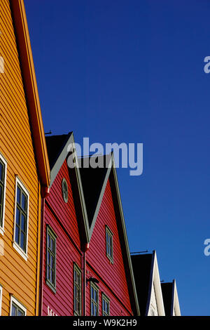 Les bâtiments marchands hanséatiques traditionnels en bois du Bryggen, UNESCO World Heritage Site, Bergen, Hordaland, Norvège, Scandinavie, Europe Banque D'Images