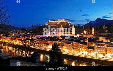 Voir à partir de la colline Kapuzinerberg vers la vieille ville, Salzbourg, Autriche, Europe Banque D'Images