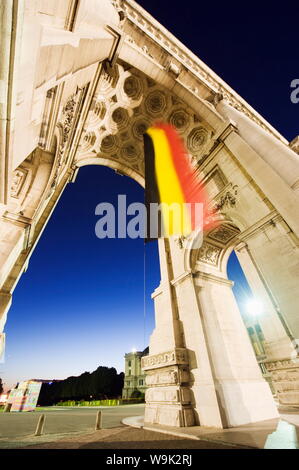 Arcade du Cinquantenaire, arche construite en 1880 pour célébrer les 50 ans de l'indépendance Belge, illuminé la nuit, Bruxelles, Belgique, Europe Banque D'Images