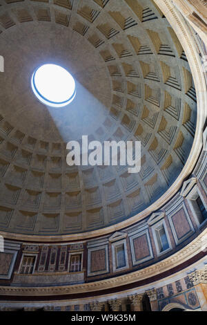 Un arbre de lumière grâce à la coupole du Panthéon, Site du patrimoine mondial de l'UNESCO, Rome, Latium, Italie, Europe Banque D'Images