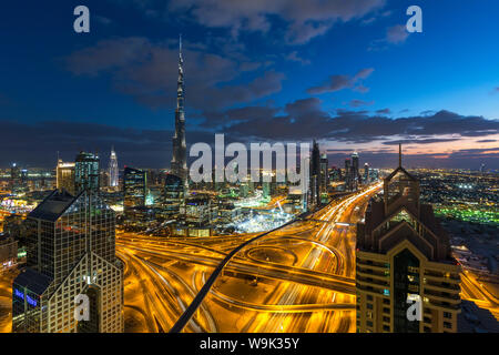 Le Burj Khalifa Dubai, surélevée sur Sheikh Zayed Road et de la route du centre financier, le centre-ville de Dubai, Dubaï, Émirats Arabes Unis Banque D'Images