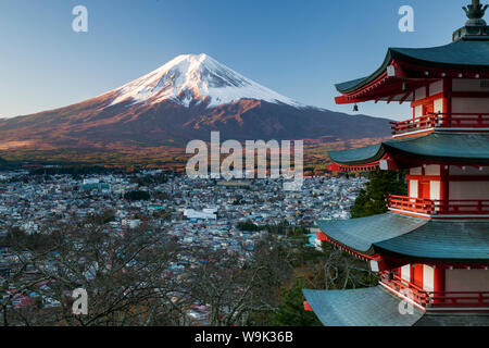 Le Mont Fuji enneigé et la Pagode à Chureito Arakura-yama-koen, le parc Sengen Fujiyoshida, Shizuoka, Honshu, Japon, Asie Banque D'Images