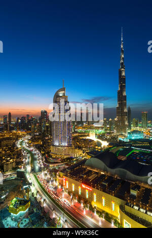 Le Burj Khalifa, élevée à la vue sur le centre commercial de Dubaï, Dubaï, Émirats arabes unis, Moyen Orient Banque D'Images