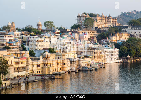 Le lac Pichola et le City Palace à Udaipur, Rajasthan, Inde, Asie Banque D'Images