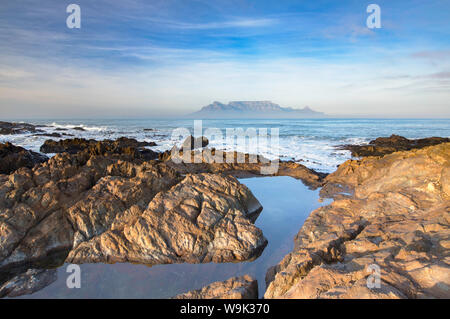 Vue de la Table Mountain à partir de Bloubergstrand, Cape Town, Western Cape, Afrique du Sud, l'Afrique Banque D'Images