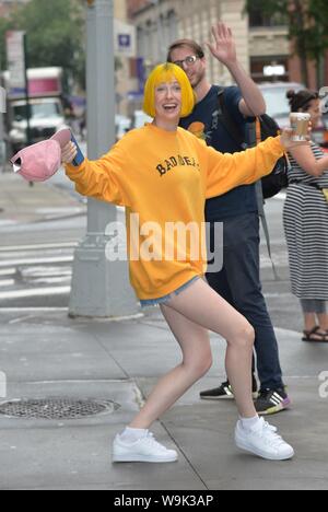 New York, NY, USA. Août 13, 2019. Tessa Violet dehors et environ pour la célébrité Candids - TUE, New York, NY 13 août 2019. Credit : Kristin Callahan/Everett Collection/Alamy Live News Banque D'Images