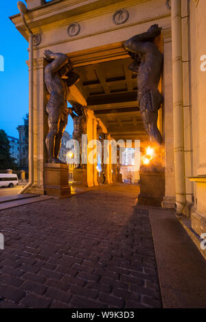 Portique avec Atlantes, nouveau, de l'Ermitage Saint-Pétersbourg Russie Banque D'Images