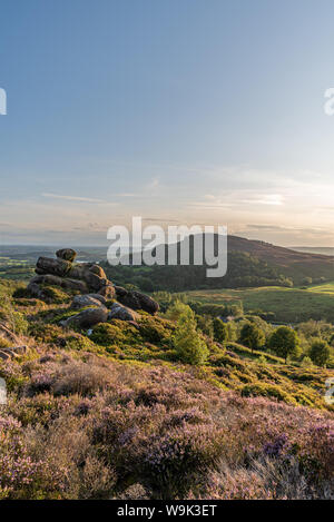 Vue panoramique de Hen Cloud et les Cafards de Ramshaw Rocks dans le parc national de Peak District. Banque D'Images