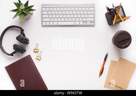 Travail moderne avec les fournitures de bureau sur fond blanc Banque D'Images