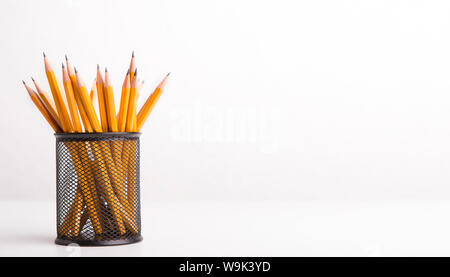 Crayons de couleur jaune dans la papeterie en vente sur fond blanc Banque D'Images
