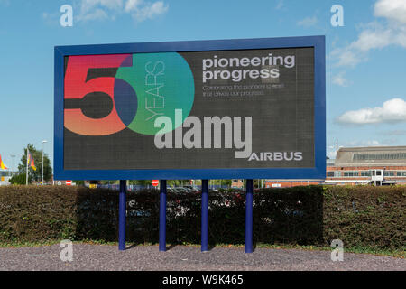 Un panneau indiquant l'Airbus 50 ans d'activité en dehors de l'usine de production de l'entreprise à Broughton, près de Chester, Royaume-Uni (usage éditorial uniquement). Banque D'Images