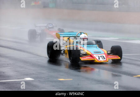 Andrew Hibberd conduisant sa 1972, Brabham BT38 dans la pluie pendant la course de Formule 2 historiques HSCC au 2019 Silverstone Classic Banque D'Images