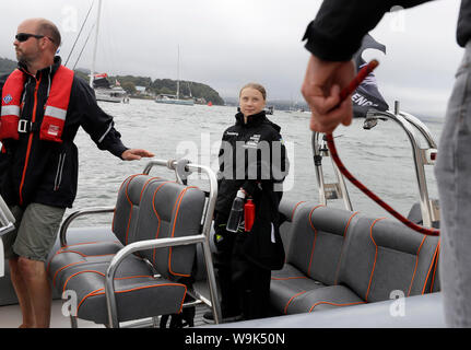 Activiste climatique Greta Thunberg entre dans un canot à bord du bateau commence à Malizia II son voyage vers les États-Unis de Plymouth, d'assister à des manifestations climatiques dans le pays les 20 et 27 septembre et à prendre la parole à l'action des Nations Unies sur les changements climatiques Sommet. Banque D'Images