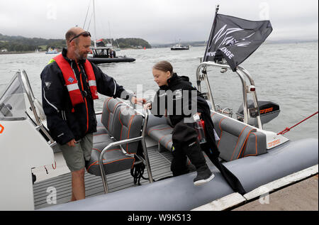 Activiste climatique Greta Thunberg entre dans un canot à bord du bateau commence à Malizia II son voyage vers les États-Unis de Plymouth, d'assister à des manifestations climatiques dans le pays les 20 et 27 septembre et à prendre la parole à l'action des Nations Unies sur les changements climatiques Sommet. Banque D'Images