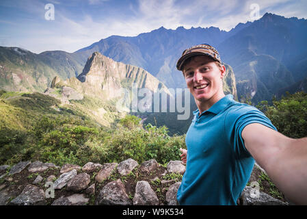 Les touristes à explorer les ruines Inca de Machu Picchu, région de Cuzco, Pérou, Amérique du Sud Banque D'Images