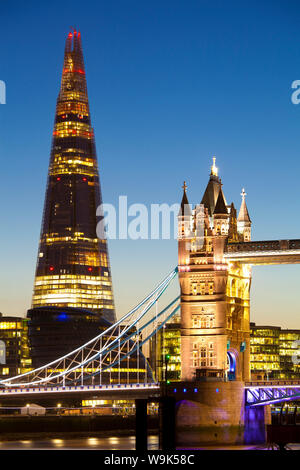 Le Shard building et Tower Bridge at Night, London, Royaume-Uni. Le fragment est le bâtiment le plus élevé en Europe (2012). Banque D'Images