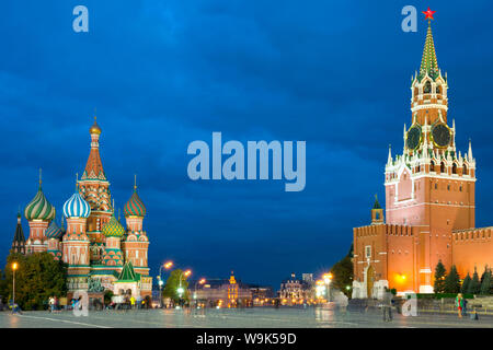 La place Rouge, la cathédrale Saint-Basile et la Tour du Sauveur du Kremlin, UNESCO World Heritage Site, Moscou, Russie, Europe Banque D'Images