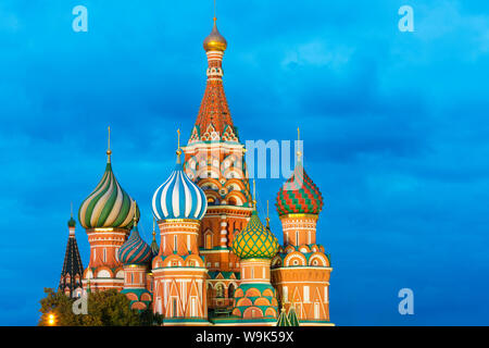 La Cathédrale Saint-Basile lit up at night, UNESCO World Heritage Site, Moscou, Russie, Europe Banque D'Images