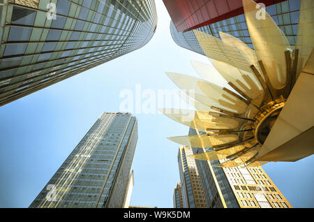 Verre et métal doré l'installation de Lotus en face de la Banque HSBC avec nouveaux gratte-ciel environnants en district, Hangzhou, Zhejiang, China, Asia Banque D'Images