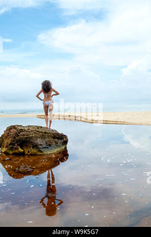 Jeune femme sur une plage sur l'île de Koh Ka Tiev, Cambodge, Indochine, Asie du Sud, Asie Banque D'Images