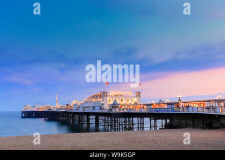 Le Palace Pier (jetée) au crépuscule, Brighton, East Sussex, Angleterre, Royaume-Uni, Europe Banque D'Images