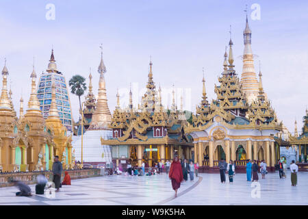 Les dévots se prosterner devant payer au complexe de la pagode Shwedagon à Yangon (Rangoon), le Myanmar (Birmanie), en Asie du sud-est Banque D'Images