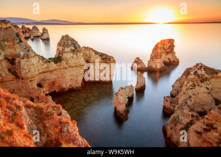 Golden sunrise sur les falaises rouges de Ponta da Piedade, Lagos, Algarve, Portugal, Europe Banque D'Images