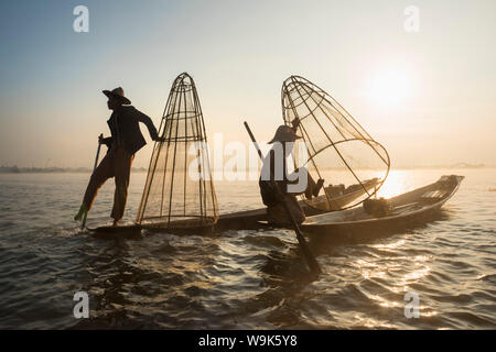 Les pêcheurs, lac Inle, l'État de Shan, Myanmar (Birmanie), l'Asie Banque D'Images