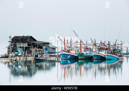 Les bateaux de pêche de la crevette et de la chambre, Koh Phangan, Thaïlande, Asie du Sud, Asie Banque D'Images