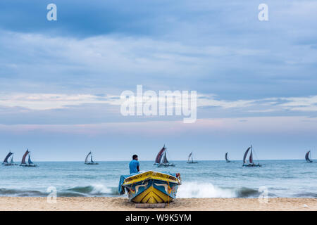 Les bateaux de pêche qui reviennent au port, Negombo, Sri Lanka, Asie Banque D'Images