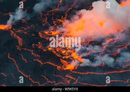 Le lac de lave très actif du Mont Nyiragongo, le Parc National des Virunga, site du patrimoine mondial de l'UNESCO, la République démocratique du Congo, l'Afrique Banque D'Images