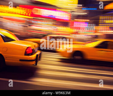 Jaune traditionnel taxi la nuit, New York City, États-Unis d'Amérique, Amérique du Nord Banque D'Images