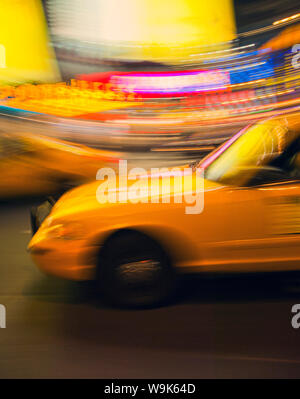 Jaune traditionnel taxi la nuit, New York City, États-Unis d'Amérique, Amérique du Nord Banque D'Images