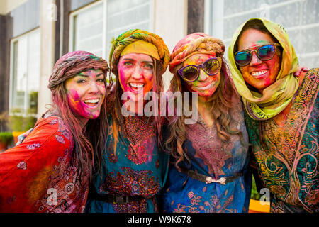 Les touristes visés dans le pigment au cours de l'Holi Festival - Vrindavan, Inde, Asie Banque D'Images