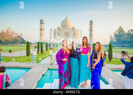 Les touristes en saris debout devant le Taj Mahal, UNESCO World Heritage Site, Agra, Uttar Pradesh, Inde, Asie Banque D'Images