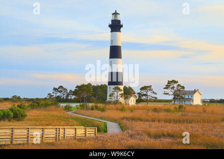 Le coucher du soleil, Bodie Island Lighthouse, Cape Hatteras National Seashore, North Carolina, USA Banque D'Images